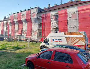 Zateplení stropu bytového domu pomocí foukané izolace